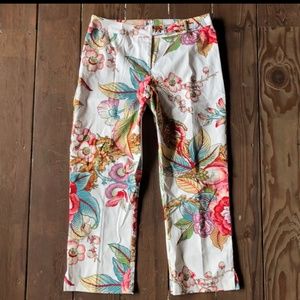 Cache foral capri style with rhinestone buckle.